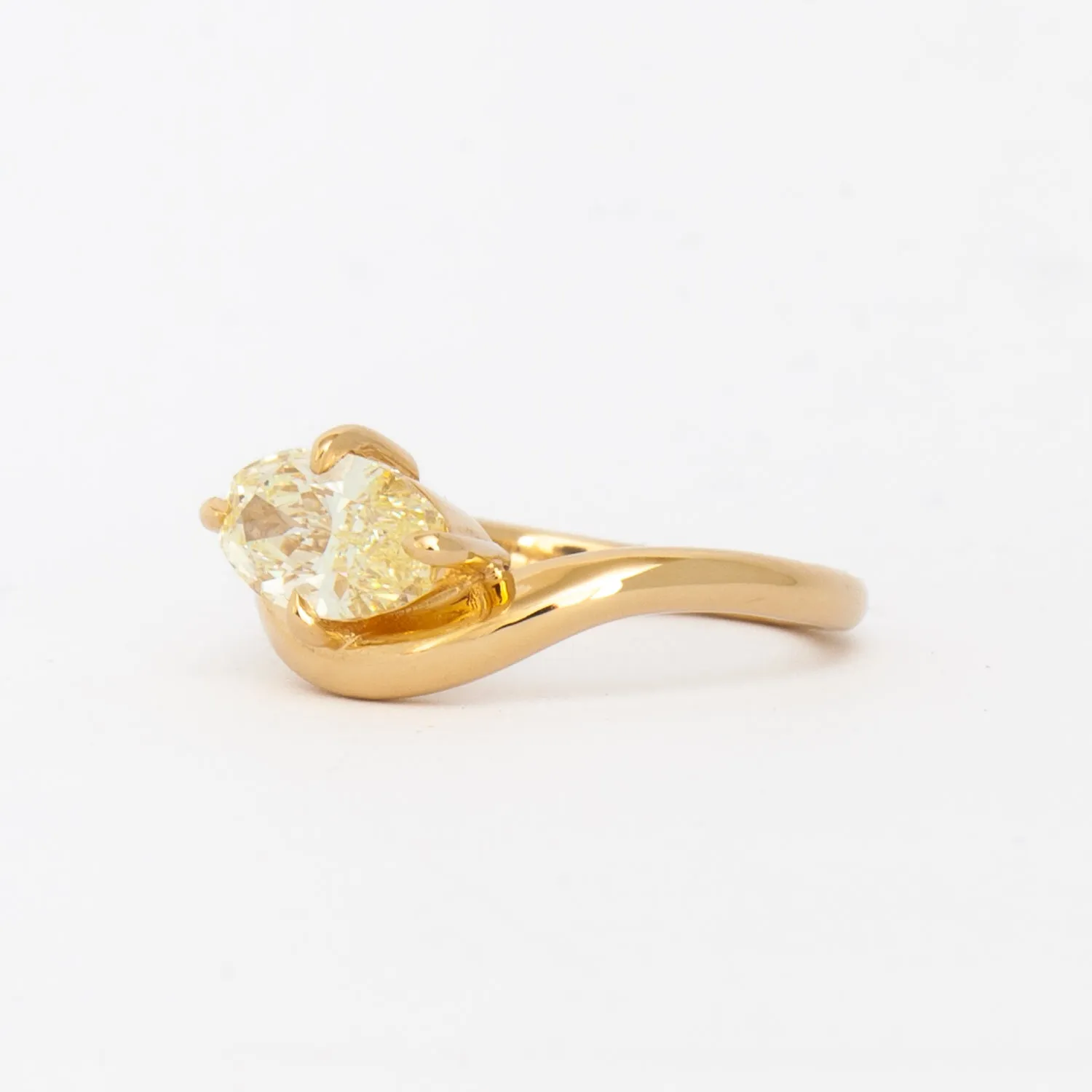 1.52 ct Oval Diamond Piscine Ring