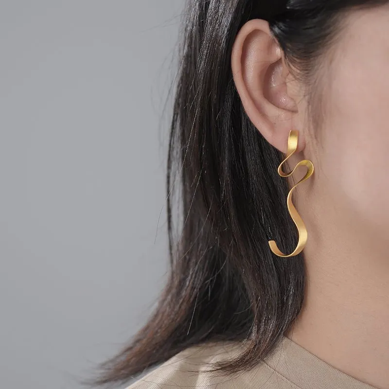 Minimalistic Curl - Dangle Earrings